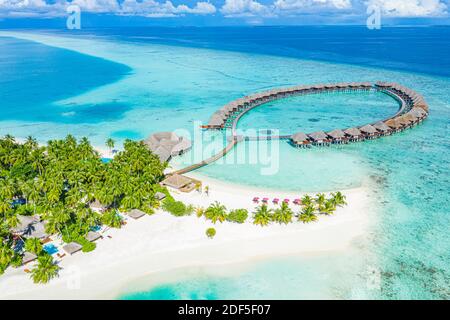 Sommerlandschaft und Seestang als tropischer Hintergrund. Tolle Aussicht von oben, luxuriöse Wasserbungalows, Urlaubsstimmung. Makellos klar Stockfoto