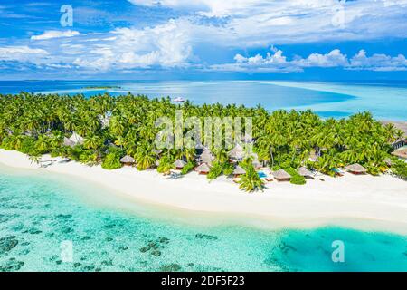 Luftaufnahme des wunderschönen tropischen Strandes der Malediven. Tolle Aussicht, blautürkisfarbenes Lagunenwasser, Palmen und weißer Sandstrand. Luxusreisen Stockfoto