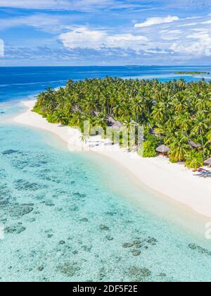 Luftaufnahme des wunderschönen tropischen Strandes der Malediven. Tolle Aussicht, blautürkisfarbenes Lagunenwasser, Palmen und weißer Sandstrand. Luxusreisen Stockfoto