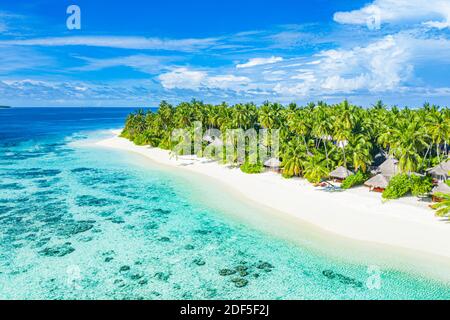 Luftaufnahme des wunderschönen tropischen Strandes der Malediven. Tolle Aussicht, blautürkisfarbenes Lagunenwasser, Palmen und weißer Sandstrand. Luxusreisen Stockfoto