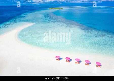 Atemberaubende Luftlandschaft auf den Malediven. Perfekte Aussicht auf das blaue Meer und das Korallenriff von der Drohne oder vom Flugzeug. Exotische Sommer Reise und Urlaubslandschaft Stockfoto