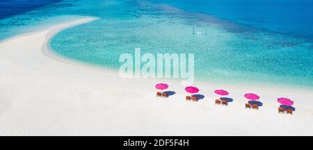 Atemberaubende Luftlandschaft auf den Malediven. Perfekte Aussicht auf das blaue Meer und das Korallenriff von der Drohne oder vom Flugzeug. Exotische Sommer Reise und Urlaubslandschaft Stockfoto