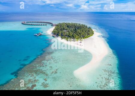 Sommerlandschaft und Seestang als tropischer Hintergrund. Tolle Aussicht von oben, Luxus Wasserbungalows Urlaubsstimmung. Kristallklares Meer Stockfoto