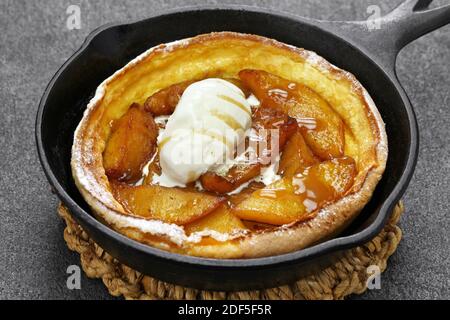 Hausgemachter holländischer Apfel Baby Pfannkuchen mit Eis, weihnachtsfrühstück Stockfoto