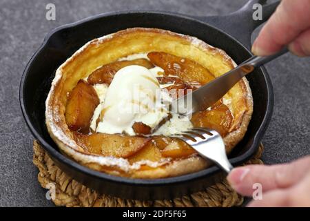 Hausgemachter holländischer Apfel Baby Pfannkuchen mit Eis, weihnachtsfrühstück Stockfoto