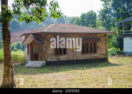 Traditionelle Art von Haus in Nordostindien, schöne grüne Bäume Stockfoto