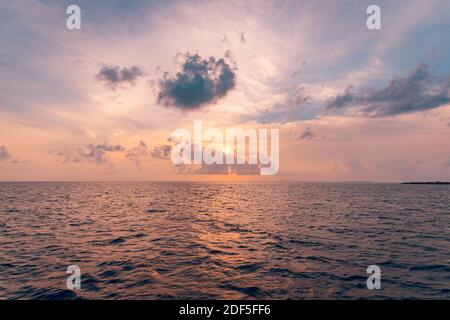 Inspirierende ruhige Meer mit Sonnenuntergang Himmel. Meditation Ozean und Himmel Hintergrund. Bunter Horizont über dem Wasser. Orange goldenen Sonnenuntergang Himmel Seestraine, entspannen Stockfoto