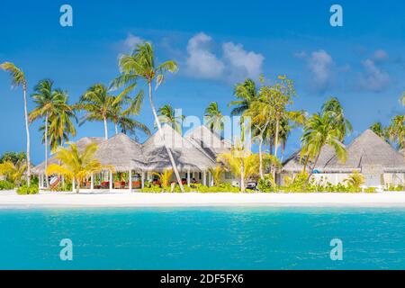 Perfekter Inselstrand mit Wasservillen, Luxusbungalows unter Palmen, in der Nähe des blauen Meeres. Unglaubliches Reiseziel, entspannte Strandresortlandschaft Stockfoto