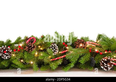 Weihnachtsgirlande isoliert auf weißem Hintergrund. Stockfoto