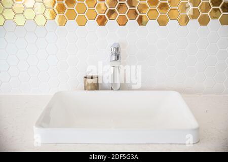 Stilvolles Waschbecken unter dem Spiegel im Badezimmer. Innenelement, weiß und Gold Dekorationselemente . Modernes Waschbecken im Badezimmer, Stil Stockfoto