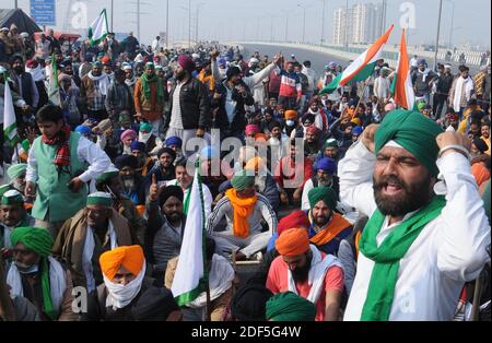 Neu Delhi, Indien. Dezember 2020. Bauern aus dem nordindischen Bundesstaat Uttar Pradesh erheben Slogans, während sie eine nationale Autobahn blockieren, da sie nicht nach Neu-Delhi einreisen dürfen, um gegen das Farm Act zu protestieren. Protestierende Landwirte sagen, dass die neuen Gesetze ohne Rücksprache mit den Menschen verabschiedet wurden, die von ihnen betroffen sein könnten. (Foto von Sondeep Shankar/Pacific Press) Quelle: Pacific Press Media Production Corp./Alamy Live News Stockfoto