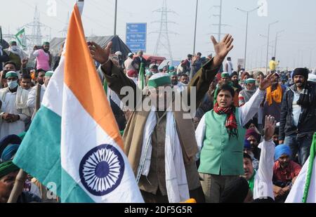 Neu Delhi, Indien. Dezember 2020. Bauern aus dem nordindischen Bundesstaat Uttar Pradesh erheben Slogans, die eine nationale Autobahn blockieren, da sie nicht nach Neu-Delhi einreisen dürfen, um gegen das Farm Act zu protestieren. Protestierende Landwirte sagen, dass die neuen Gesetze ohne Rücksprache mit den Menschen verabschiedet wurden, die von ihnen betroffen sein könnten. (Foto von Sondeep Shankar/Pacific Press) Quelle: Pacific Press Media Production Corp./Alamy Live News Stockfoto