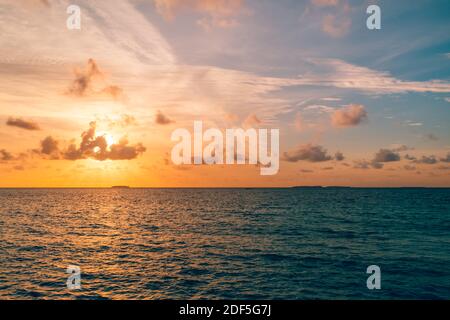 Meereshimmel Konzept, Sonnenuntergang Farben Wolken, Horizont, horizontaler Hintergrund Banner. Inspirierende Naturlandschaft, schöne Farben, wunderbare Landschaft Stockfoto
