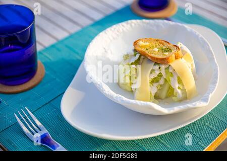 Essen Gericht Abendessen elegant. Essen Gourmet Teller Mahlzeiten Luxus Lifestyle teure Restaurant Rezept Servieren Konzept. Moderne, elegante Tischeinstellung Stockfoto