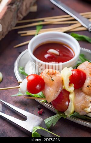 BBQ Grillzutaten mit mariniertem BBQ Grill Huhn und Sauce Tomate. Gemüse und Fleisch für gesunde Stockfoto