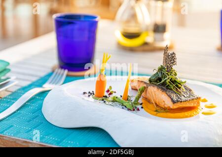 Essen Gericht Abendessen elegant. Essen Gourmet Teller Mahlzeiten Luxus Lifestyle teure Restaurant Rezept Servieren Konzept. Moderne, elegante Tischeinstellung Stockfoto