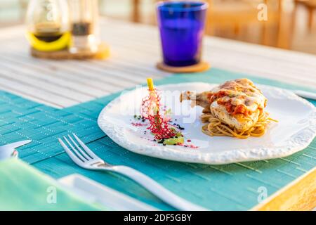 Essen Gericht Abendessen elegant. Essen Gourmet Teller Mahlzeiten Luxus Lifestyle teure Restaurant Rezept Servieren Konzept. Moderne, elegante Tischeinstellung Stockfoto