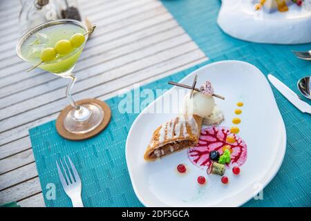 Essen Gericht Abendessen elegant. Essen Gourmet Teller Mahlzeiten Luxus Lifestyle teure Restaurant Rezept Servieren Konzept. Moderne, elegante Tischeinstellung Stockfoto