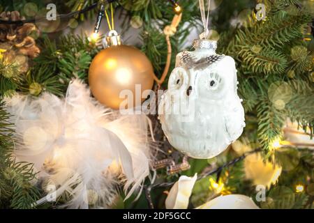 Weiße und goldene Weihnachtsbaumschmuck. Stockfoto