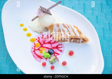 Essen Gericht Abendessen elegant. Essen Gourmet Teller Mahlzeiten Luxus Lifestyle teure Restaurant Rezept Servieren Konzept. Moderne, elegante Tischeinstellung Stockfoto