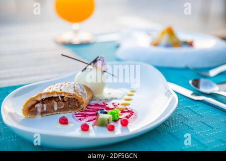 Essen Gericht Abendessen elegant. Essen Gourmet Teller Mahlzeiten Luxus Lifestyle teure Restaurant Rezept Servieren Konzept. Moderne, elegante Tischeinstellung Stockfoto