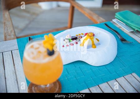 Essen Gericht Abendessen elegant. Essen Gourmet Teller Mahlzeiten Luxus Lifestyle teure Restaurant Rezept Servieren Konzept. Moderne, elegante Tischeinstellung Stockfoto