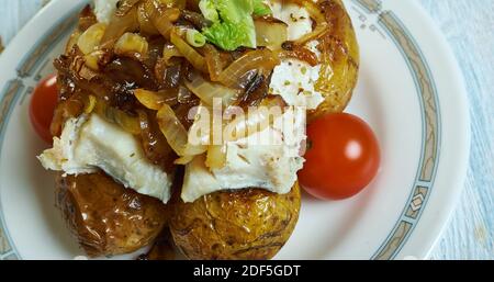 Bacalhau a lagareiro - Portugiesischer gegrillter, gesalzener Kabeljaufisch Stockfoto