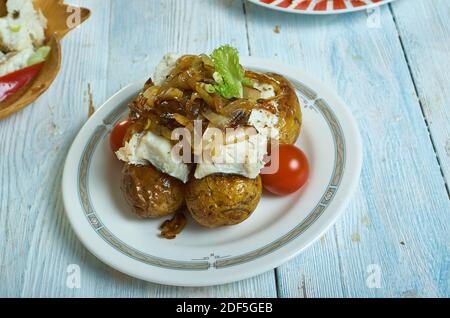 Bacalhau a lagareiro - Portugiesischer gegrillter, gesalzener Kabeljaufisch Stockfoto