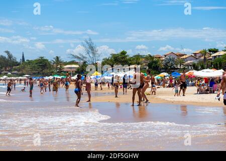 Buzios, Rio de Janeiro, Brasilien – 22. Dezember 2019: Praia da Geriba, Buzios, Rio de Janeiro, Brasilien. Blick auf diesen schönen Strand. Die Leute auf genießen Stockfoto