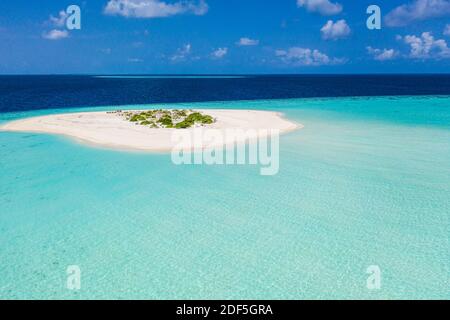 Lufttropisches Paradies, kleine Insel in flacher blauer Lagune. Ozeanwasser, Tiefsee endloser Horizont. Unglaublich entspannendes Reiseziel im Hintergrund Stockfoto