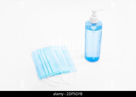 Antivirus-Schutz-Kit auf weißem Hintergrund, Maske, Flasche Handdesinfektionsmittel, antiseptisches Gel, auf weißem Hintergrund Stockfoto