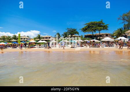 Buzios, Rio de Janeiro, Brasilien – 22. Dezember 2019: Praia da Geriba, Panoramablick auf diesen schönen Strand. Blick vom Meer. Stockfoto