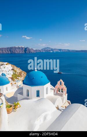 Wunderschöne Stadt Oia auf Santorini, Griechenland. Traditionelle weiße Architektur und griechisch-orthodoxe Kirchen mit blauen Kuppeln über Caldera, Ägäis Stockfoto