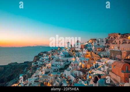 Tolle Aussicht auf die Insel Santorini am Abend. Malerischer Frühlingsuntergang auf dem berühmten Dorf Oia, Griechenland, Europa. Hintergrund des Reisekonzepts. Künstlerisch Stockfoto