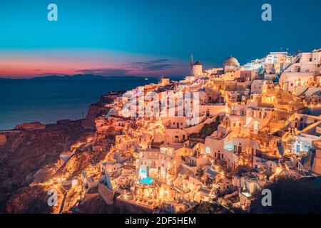 Tolle Aussicht auf die Insel Santorini am Abend. Malerischer Frühlingsuntergang auf dem berühmten Dorf Oia, Griechenland, Europa. Hintergrund des Reisekonzepts. Künstlerisch Stockfoto