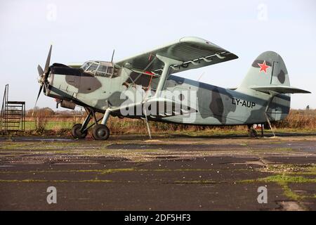 Antonov AN-2 Russische Militär Biplane Rufzeichen LY-AUP Stockfoto