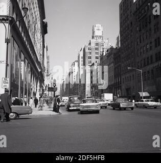 1960er Jahre, historisch, Blick aus dieser Ära von New York City, Greenwich, mit langem Baldachin über dem Eingang die Greewich Savings Bank auf der rechten Seite und Joseph Levine im Oscar Festival Theatre. Stockfoto