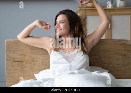 Attraktive applying Frau aufwachen im Bett Stockfoto