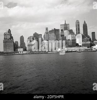 1960er Jahre, historisch, Blick aus dieser Zeit auf die Skyline von Manhattan, New York City, von der anderen Seite des Hudson River, New York, USA, mit Wolkenkratzern, Turmblocks und Uferpromenade. Stockfoto