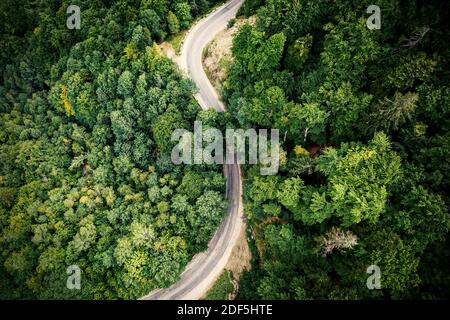 Kurvige Bergstraße, Blick von oben Stockfoto