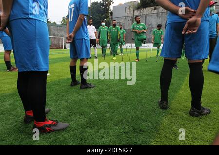 Jakarta, Jakarta, Indonesien. Dezember 2020. Der Fußballspieler des Garuda Indonesia Amputee Football (INAF) Teams führt am 03. Dezember 2020 Fußballtraining auf dem F7 Mini Soccer Field, Cilandak, Jakarta, durch. Die Übung soll dem Internationalen Tag der Behinderung gedenken, der jeden 3. Dezember fällt und ein wichtiger Tag für Menschen mit Behinderungen ist, weil er zu einem Impuls für ihren Kampf für ihre Rechte wird. Quelle: Dasril Roszandi/ZUMA Wire/Alamy Live News Stockfoto