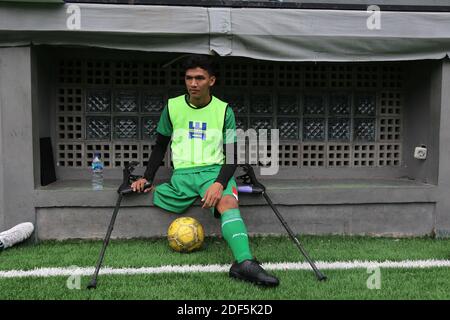 Jakarta, Jakarta, Indonesien. Dezember 2020. Der Fußballspieler des Garuda Indonesia Amputee Football (INAF) Teams führt am 03. Dezember 2020 Fußballtraining auf dem F7 Mini Soccer Field, Cilandak, Jakarta, durch. Die Übung soll dem Internationalen Tag der Behinderung gedenken, der jeden 3. Dezember fällt und ein wichtiger Tag für Menschen mit Behinderungen ist, weil er zu einem Impuls für ihren Kampf für ihre Rechte wird. Quelle: Dasril Roszandi/ZUMA Wire/Alamy Live News Stockfoto