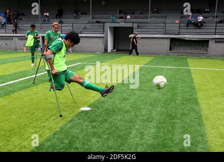 Jakarta, Jakarta, Indonesien. Dezember 2020. Der Fußballspieler des Garuda Indonesia Amputee Football (INAF) Teams führt am 03. Dezember 2020 Fußballtraining auf dem F7 Mini Soccer Field, Cilandak, Jakarta, durch. Die Übung soll dem Internationalen Tag der Behinderung gedenken, der jeden 3. Dezember fällt und ein wichtiger Tag für Menschen mit Behinderungen ist, weil er zu einem Impuls für ihren Kampf für ihre Rechte wird. Quelle: Dasril Roszandi/ZUMA Wire/Alamy Live News Stockfoto