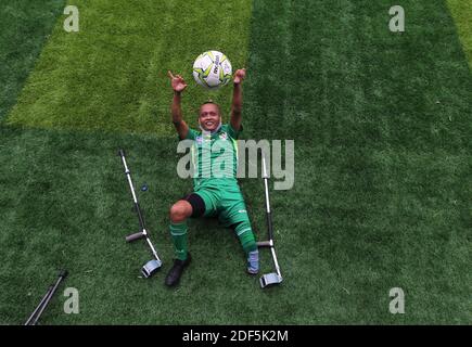 Jakarta, Jakarta, Indonesien. Dezember 2020. Der Fußballspieler des Garuda Indonesia Amputee Football (INAF) Teams führt am 03. Dezember 2020 Fußballtraining auf dem F7 Mini Soccer Field, Cilandak, Jakarta, durch. Die Übung soll dem Internationalen Tag der Behinderung gedenken, der jeden 3. Dezember fällt und ein wichtiger Tag für Menschen mit Behinderungen ist, weil er zu einem Impuls für ihren Kampf für ihre Rechte wird. Quelle: Dasril Roszandi/ZUMA Wire/Alamy Live News Stockfoto