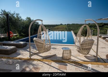 Luxus-Resort mit Blick auf das Weinfeld in Selinunte Sizilien Italien. Infinity-Pool mit Blick auf Weinfelder in Sicilia Stockfoto