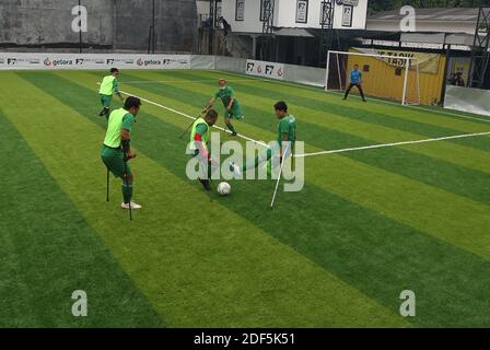 Jakarta, Jakarta, Indonesien. Dezember 2020. Der Fußballspieler des Garuda Indonesia Amputee Football (INAF) Teams führt am 03. Dezember 2020 Fußballtraining auf dem F7 Mini Soccer Field, Cilandak, Jakarta, durch. Die Übung soll dem Internationalen Tag der Behinderung gedenken, der jeden 3. Dezember fällt und ein wichtiger Tag für Menschen mit Behinderungen ist, weil er zu einem Impuls für ihren Kampf für ihre Rechte wird. Quelle: Dasril Roszandi/ZUMA Wire/Alamy Live News Stockfoto