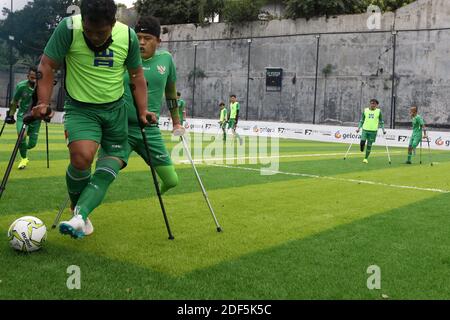 Jakarta, Jakarta, Indonesien. Dezember 2020. Der Fußballspieler des Garuda Indonesia Amputee Football (INAF) Teams führt am 03. Dezember 2020 Fußballtraining auf dem F7 Mini Soccer Field, Cilandak, Jakarta, durch. Die Übung soll dem Internationalen Tag der Behinderung gedenken, der jeden 3. Dezember fällt und ein wichtiger Tag für Menschen mit Behinderungen ist, weil er zu einem Impuls für ihren Kampf für ihre Rechte wird. Quelle: Dasril Roszandi/ZUMA Wire/Alamy Live News Stockfoto