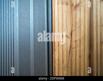 Holz- und Polymer-Terrassendielen stehen nebeneinander Stockfoto