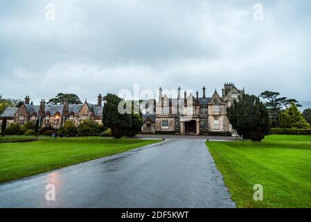 In Killarney, Irland - 11 November, 2017: Muckross House und Gärten gegen bewölkten Himmel. Es ist ein Herrenhaus im Tudor-Stil gestaltet, in der die Nat entfernt Stockfoto