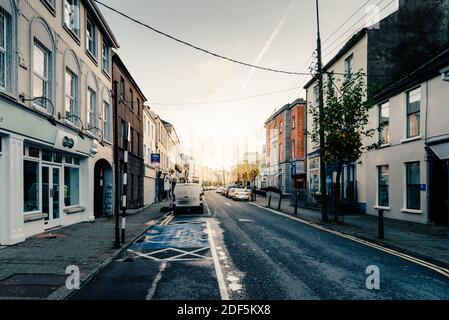 Cork, Irland - 12. November 2017: Hauptstraße von Mallow bei Sonnenaufgang ohne Menschen Stockfoto